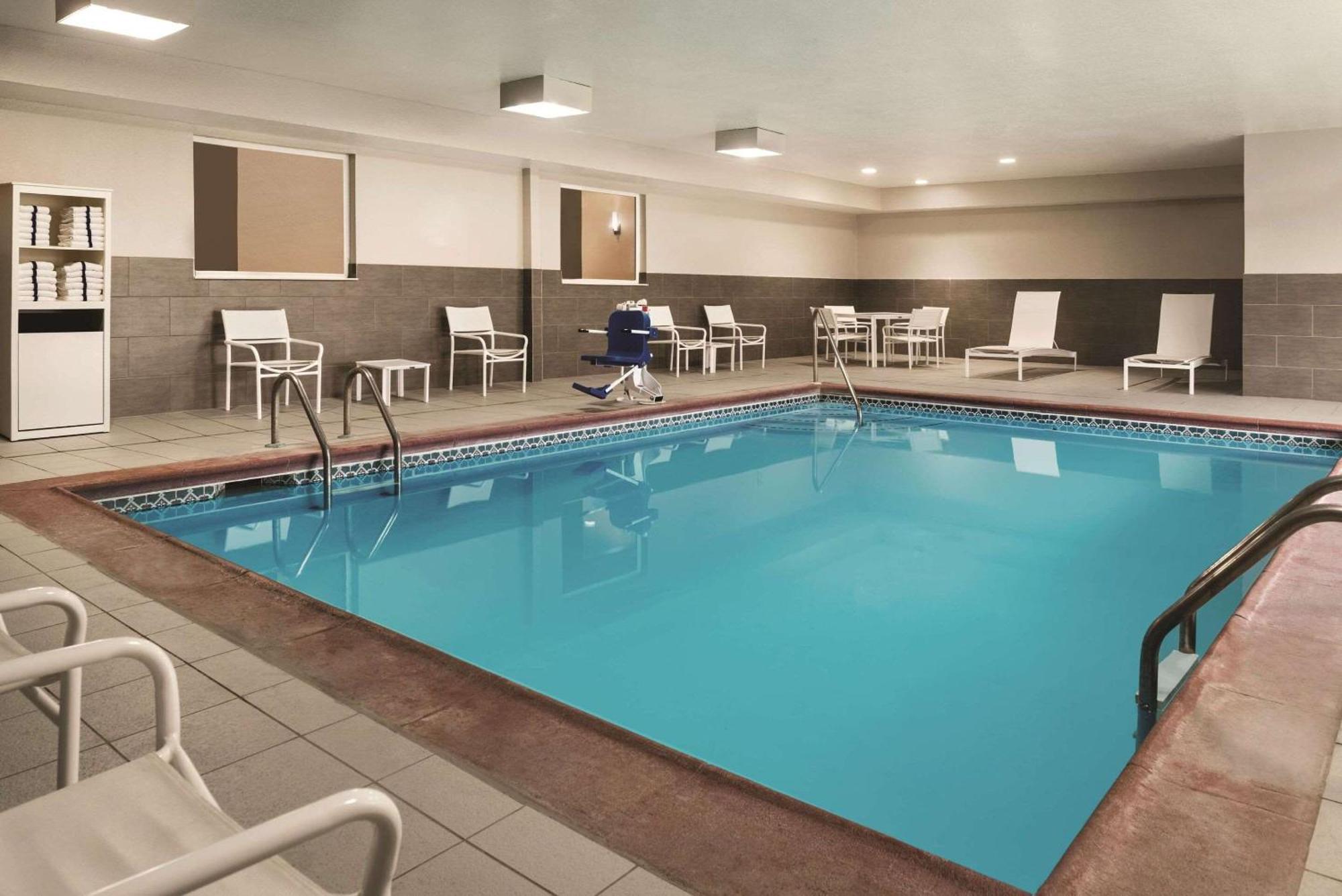 Country & By Radisson, South, In Hotel Indianapolis