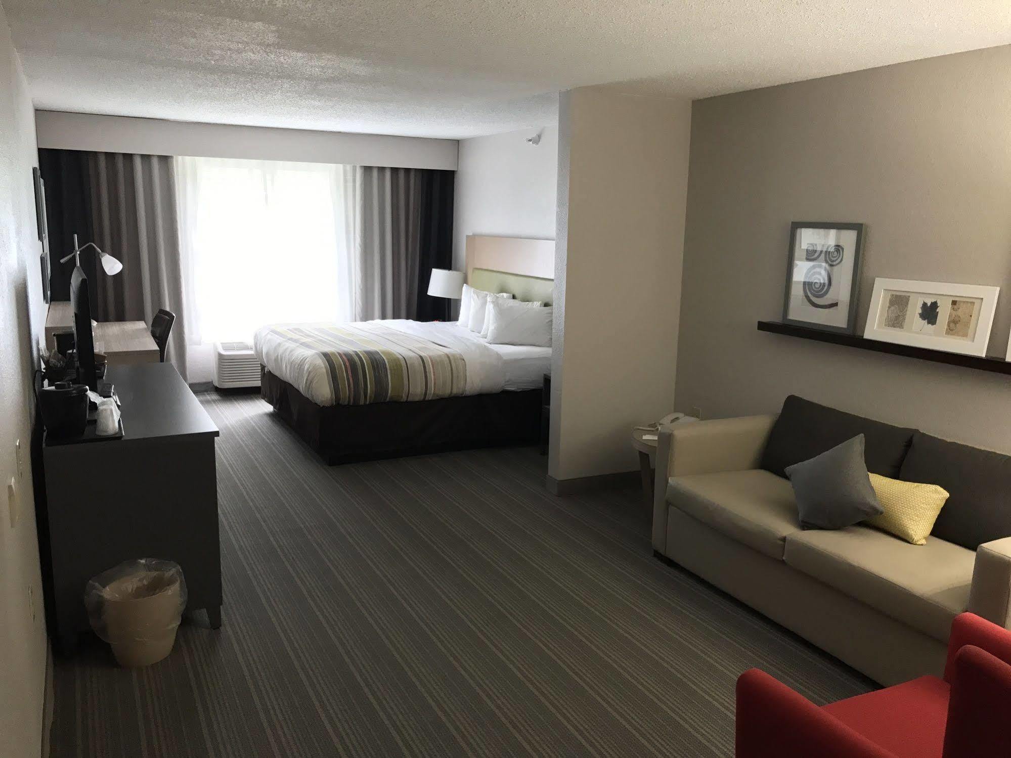 Hotel Country & By Radisson, South, In